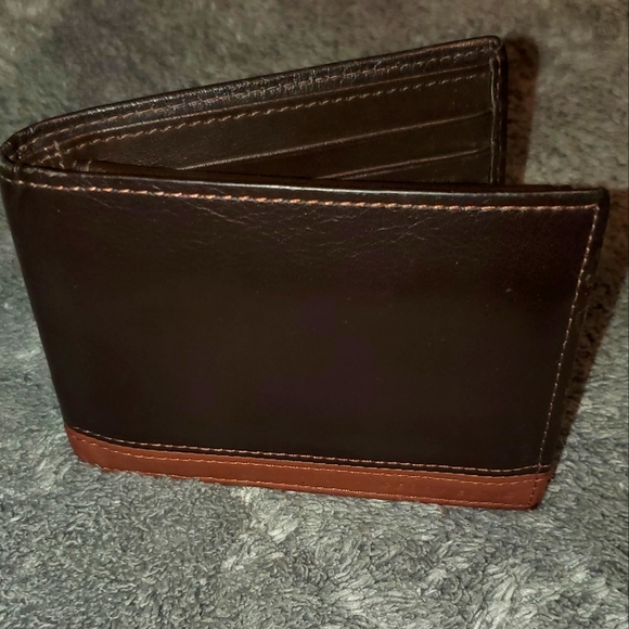 Perry Ellis Bi-Fold Wallet - Picture 1 of 5